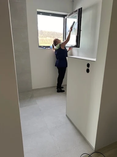 Agent Quality Services en nettoyage de vitres après chantier